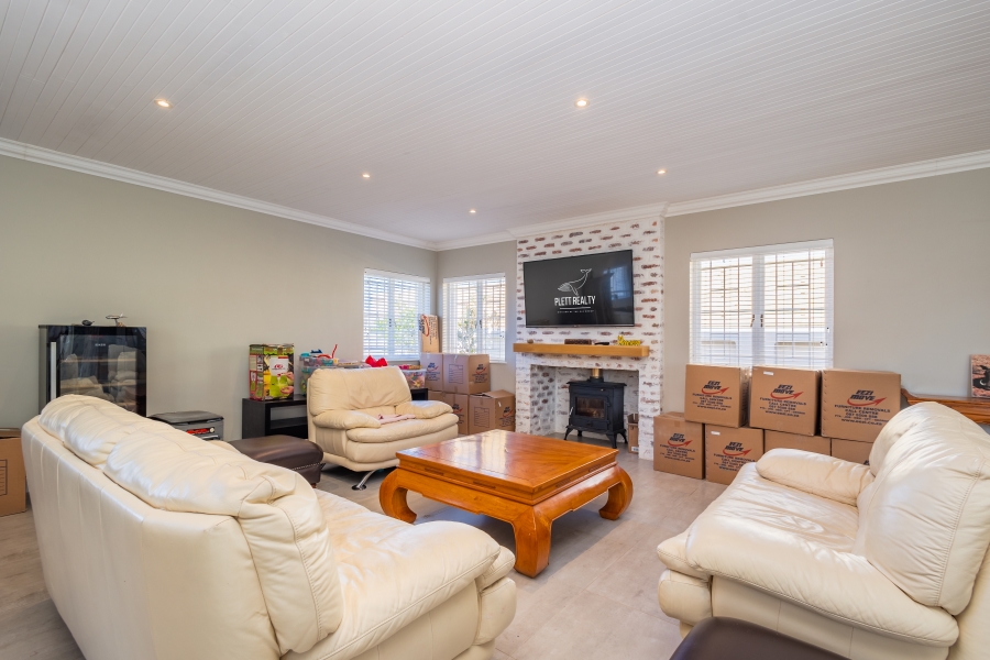 4 Bedroom Property for Sale in Whale Rock Western Cape